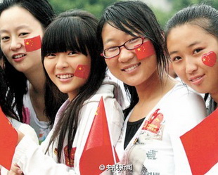 In den vergangenen Tag hat sich eine Kampagne, die Chinesen auffordert, Bilder von sich mit der Nationalflagge zu posten, im Internet wie ein Lauffeuer verbreitet. Die Aktion wurde von einem chinesischen Doktoranden anlässlich des bevorstehenden Nationalfeiertages initiiert.