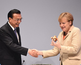 Am 10. Oktober nahmen der chinesische Ministerpräsident Li Keqiang und die Bundeskanzlerin Angela Merkel an dem siebten Deutsch-Chinesischen Forum für wirtschaftliche und technologische Zusammenarbeit in Berlin teil. Als Geschenk gab Li ein Luban-Steckpuzzel an Merkel , ein traditionelles chinesisches Spielzeug aus Holzklötzen.