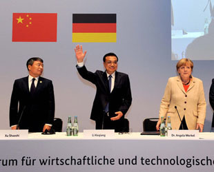 Der chinesische Ministerpräsident Li Keqiang hat vor dem Hintergrund der dritten chinesisch-deutschen Regierungskonsultationen zum zweiten Mal Deutschland besucht. Die beiden Regierungen vereinbarten eine engere Kooperation in den Bereichen Forschung, Gesundheit, Urbanisierung, Landwirtschaft, Ernährung und Umwelttechnik.