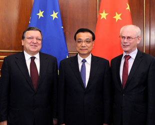 Der chinesische Ministerpräsident Li Keqiang hat sich am Mittwoch in Mailand mit EU-Ratspräsident Herman van Rompuy und EU-Kommissionspräsident José Manuel Barroso getroffen.