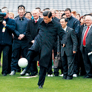 Fußballfan Xi während seines Besuchs der Gaelic Athletic Association im Februar 2012