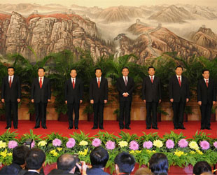 Das erste Plenum des 17. ZK der KP Chinas hat am Montagvormittag in Beijing stattgefunden. Die Mitglieder des Ständigen Ausschusses des Politbüros des 17. ZK der KP Chinas haben sich in der Großen Halle des Volkes der Presse gestellt.
