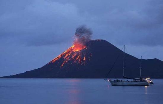 印尼东部一火山喷发致9名登山客受伤1人失踪（图）