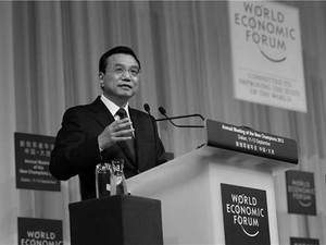 Ministerpräsident Li wird als erster hochrangiger chinesischer Vertreter seit fünf Jahren in dieser Woche am Weltwirtschaftsforum in Davos teilnehmen. Dort wird er die “neue Normalität” der chinesischen Wirtschaft erklären.