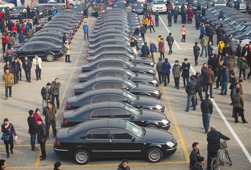 Die erste Charge von 304 staatlichen Dienstfahrzeugen wurde an diesem Sonntag in Beijing versteigert. Im Zuge der Sparsamkeits-Kampagne der Zentralregierung müssen im ganzen Land zahlreiche staatliche Dienstwagen verkauft werden.