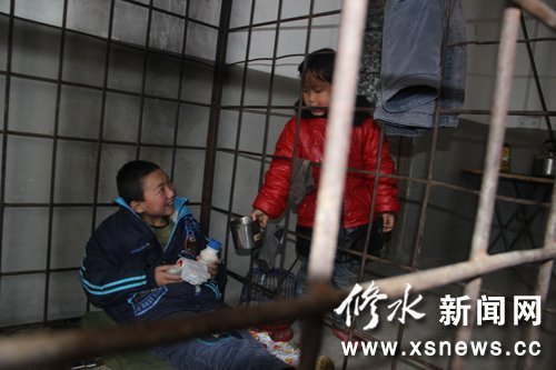 Zhong Kefu, ein Bauer in der ostchinesischen Provinz Jiangxi, hielt seinen zwölf Jahre alten Sohn, der an Hyperaktivität leidet, in einem Eisenkäfig, um mit seinen Verhaltensproblemen zurechtzukommen.