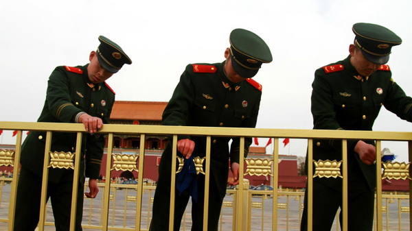 Im Vorfeld des Nationalen Volkskongresses (NVK) und der Politischen Konsultativkonferenz des Chinesischen Volkes (PKKCV), der zwei wichtigsten politischen Ereignisse des Jahres, haben rund 300 Mitglieder der bewaffneten Polizei am Samstag den Tian’anmen-Platz gereinigt.