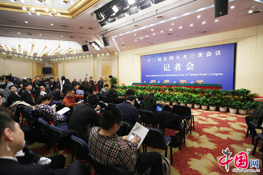 Im Rahmen der 3. Jahrestagung des 12. Nationalen Volkskongresses (NVK) findet am Sonntagvormittag eine Pressekonferenz statt. Dabei stellt sich Chinas Außenminister Wang Yi am Samstag der Presse gestellt.