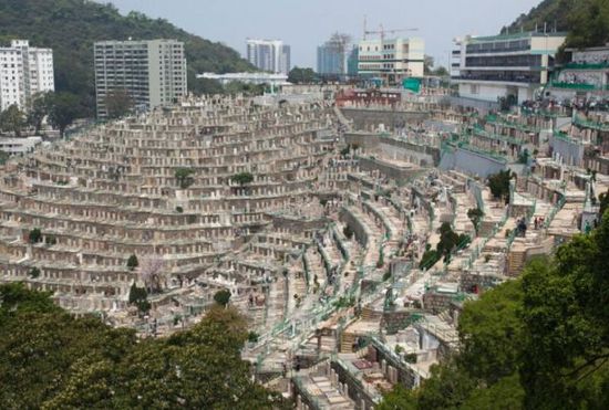 Die chinesische Tradition besagt, Verstorbene sollten in Särgen neben ihren Vorfahren begraben werden. Aber diese Vorgehensweise belastet die Landressourcen des bevölkerungsreichen Landes. Die chinesische Tradition besagt, Verstorbene sollten in Särgen neben ihren Vorfahren begraben werden. Aber diese Vorgehensweise belastet die Landressourcen des bevölkerungsreichen Landes.