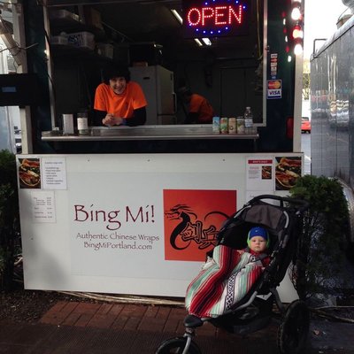 Morgens halb 10 in China: Auf einer großen schwarzen Heizplatte wird gleichmäßig gelber Teig verteilt. Schnell dreht sich die Platte während die dünne Masse aus Soja-, Mais- und Weizenmehl und einem Ei gekonnt mit einem kleinen Verteiler ausgestrichen wird. Morgens halb 10 in China: Auf einer großen schwarzen Heizplatte wird gleichmäßig gelber Teig verteilt. Schnell dreht sich die Platte während die dünne Masse aus Soja-, Mais- und Weizenmehl und einem Ei gekonnt mit einem kleinen Verteiler ausgestrichen wird.