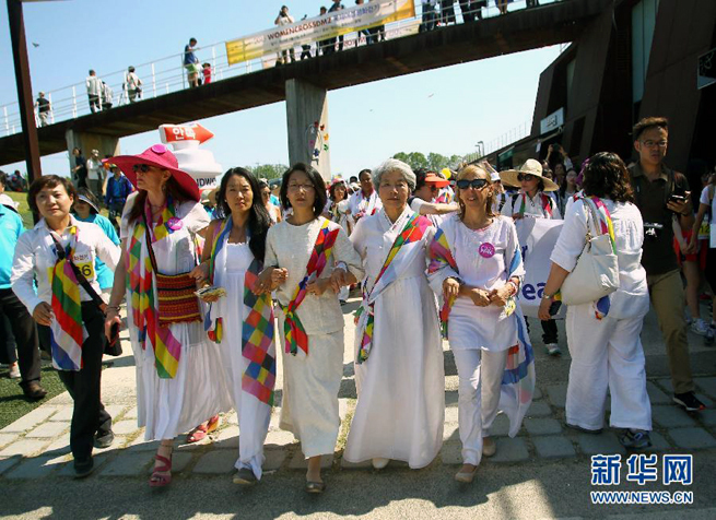 Eine Frauengruppe aus 15 Ländern ist am Sonntag von Nord- nach Südkorea gewandert. Der „Marsch der 30 Frauen' gilt als Appell zur Versöhnung und Wiedervereinigung der beiden Teile der koreanischen Halbinsel.