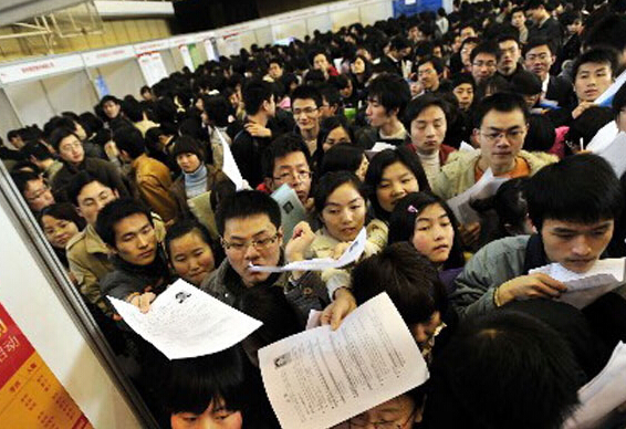 In diesem Jahr werden knapp 7,5 Millionen chinesische Studenten ihr Studium abschließen, und viele von ihnen äußerten sich besorgt über die Suche nach Beschäftigung in einem derart gesättigten, wettbewerbsorientierten Markt.