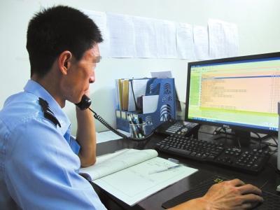 Policeman Xiaoyun (pseudonym) browses online chatting records. (Photo/Beijing Times) Policeman Xiaoyun (pseudonym) browses online chatting records. (Photo/Beijing Times)