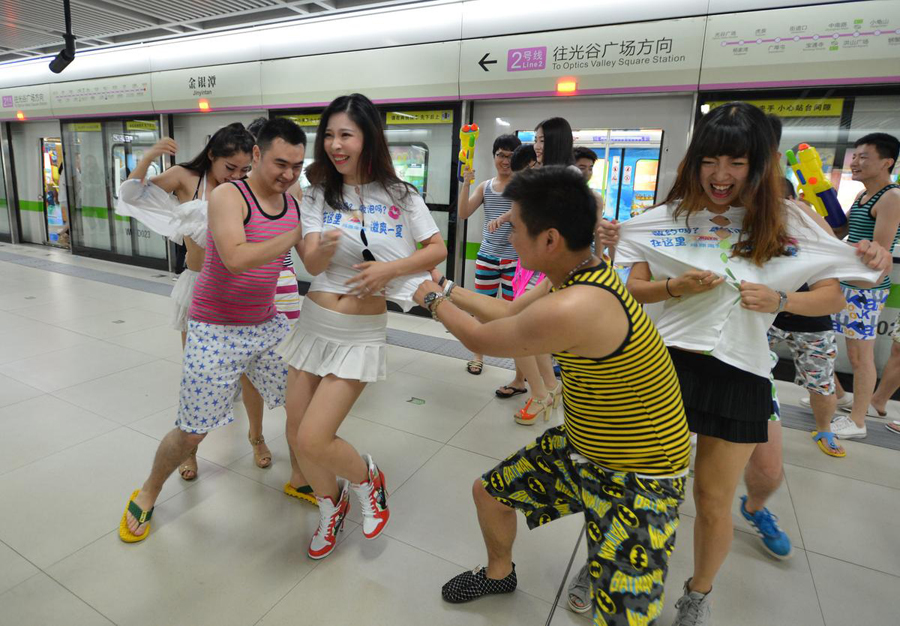 Kultur - german.china.org.cn - Wuhan: Bikini-Flashmob in U-Bahn mit
