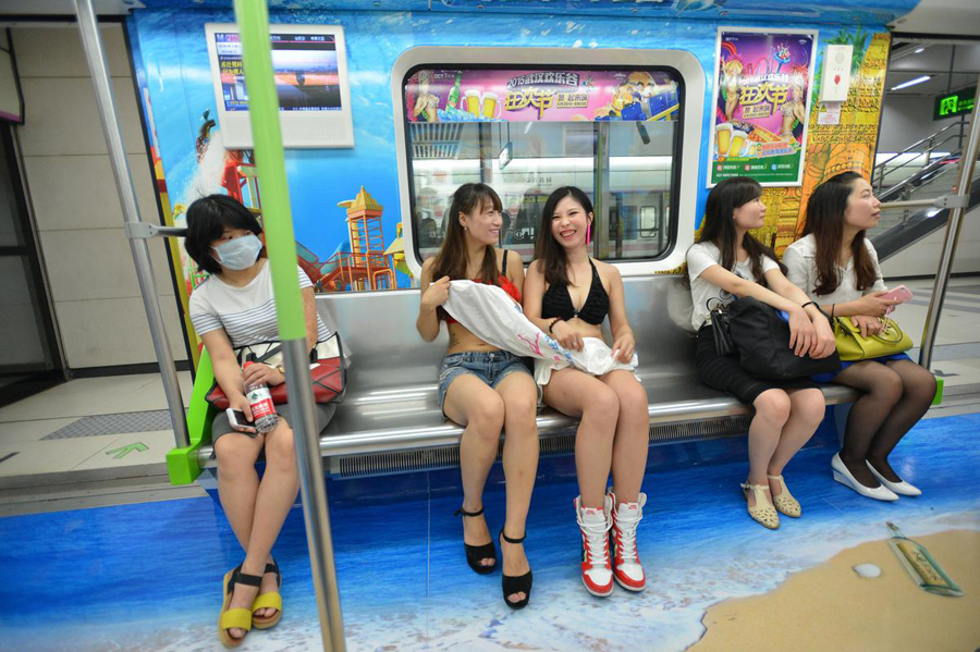 Kultur - german.china.org.cn - Wuhan: Bikini-Flashmob in U-Bahn mit