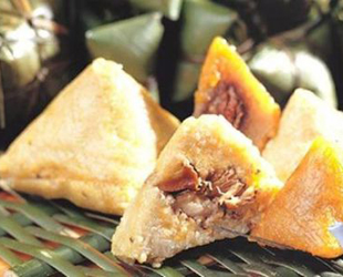 Zongzi sind eine chinesische Spezialität, die man anlässlich des Drachenbootfestes isst, das in diesem Jahr auf den 20. Juni fällt. Je nach Provinz und Füllung sind sie pikant oder süß. Jedes Jahr wird im Internet eine rege Debatte darüber gestartet, welche die Köstlichsten sind.