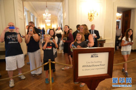 The White House lifted a 40-year-old ban on taking photos during public tours of the executive mansion on Wednesday and invited visitors to share their shots on Twitter using #WhiteHouseTour. [Photo/Xinhua]