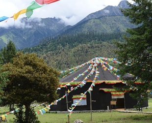 Mehr als 15 Millionen Besucher wählten im vergangenen Jahr Tibet für eine Reise. In diesem Jahr wird die Zahl voraussichtlich 17 Millionen erreichen, denn die lokalen Regierungen bemühen sich, Dienstleistungen zu verbessern und Gasthäuser für Familien in den ländlichen Gebieten zu fördern.