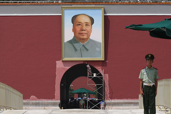 Ein Arbeiter bemalt eine Mauer am Tian'anmen als Vorbereitung auf die Feierlichkeiten zum 70-jährigen Ende des Zweiten Weltkriegs am 3. September.]