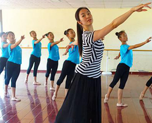 Am Vormittag des 12. Juli ist Tang Shiyi, eine berühmte Tänzerin Chinas und Tänzerin des chinesischen Ensembles von Opern und Tanzdrama, als Freiwillige zur Kunstschule Shengji in einem Vorort Beijings gekommen, wo sie den Schülern eine professionelle Tanzstunde gegeben hat.