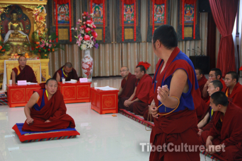Ein Mönch debattiert mit ihren Kollegen über die tibetische Lehre des Buddhismus.
