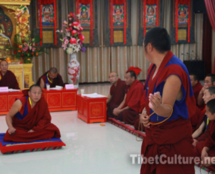 Nach einer 12-tägigen mündlichen und schriftlichen Prüfung hatte Gardo Teshiug es geschafft: er hatte sein Studium am Hochrangigen Tibetischen Buddhistischen Institut abgeschlossen.