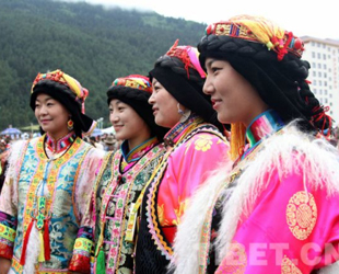 Zurzeit wird im Kreis Têwo des Autonomen Bezirks Gannan der Provinz Gansu ein großes Fest für die ganze Bevölkerung ausgerichtet. Auf der Eröffnungszeremonie des Karnevals haben die vielfältigen Kulturen und die einzigartigen Bräuche der Volksgruppen in Têwo die Essenz der tibetischen Kultur bestens veranschaulicht.