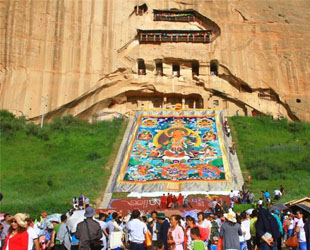 Am 30. Juli hat das Kloster Mati im Kreis der Yugur der Provinz Gansu die jährliche Entfaltung des großen Buddha-Bildes durchgeführt. Der Tag war der 15. Juni nach dem chinesischen Mondkalender.