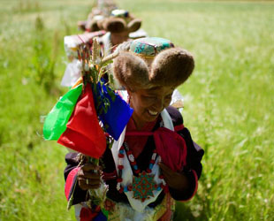 Am 28. Juli hat die Bevölkerung der Großgemeinde Trandruk im Kreis Nedong des Bezirks Shannan in Tibet den jährlichen Kult zum Feldumkreisen und Glück-Beten begangen.