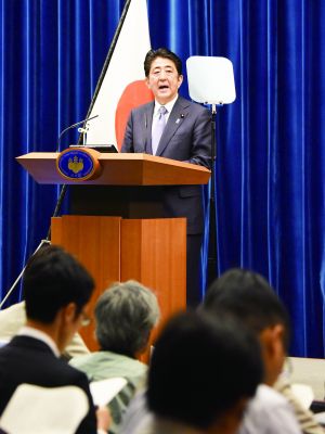 8月14日，日本首相安倍晋三向记者说明战后70周年谈话的内容与意义。新华/法新