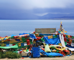 Der See Manasarovar befindet sich im Kreis Purang in der Präfektur Ngari des Autonomen Gebiets Tibet in China. Er liegt 4.588 Meter über dem Meeresspiegel und erstreckt sich auf 412 Quadratkilometer, womit er der größte und höchstgelegene Süßwassersee in China ist.