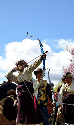 Die 75-jährige Sangye Kangco singt ein Volkslied, das in ihrer tibetischen Heimat Nyingchi sehr beliebt ist. Weil das Lied normalerweise bei Bogenschieß-Wettbewerben gesungen wird, trägt es den Namen „Lied des Pfeils'.