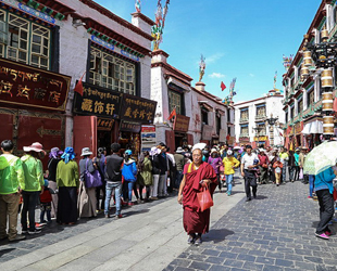 Die Barkhor-Straße ist eine berühmte Marktstraße in der Altstadt von Lhasa, der Hauptstadt des Autonomen Gebiets Tibet. Rund um den Jokhang Tempel gelegen, der als heiliger Ort des Lamaismus im Zentrum von Lhasa gilt, ist diese Straße ein magischer historischer Ort.