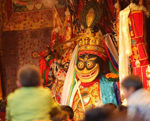 In Tibet kann man jedes Jahr drei „Valentinstage“ feiern. Außer dem richtigen Valentinstag am 14. Februar nach dem gregorianischen Kalender gibt es noch das Qixi-Fest, den „Valentinstag“ nach dem Mondkalender, sowie das Nymphenfest, den tibetischen Valentinstag.