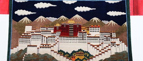 Auf dem schönen tibetischen Hochplateau gibt es ein altes, traditionelles Kunsthandwerk, das von den Einheimischen gehegt und gepflegt wird, und das ist die Kunst des Teppichknüpfens.