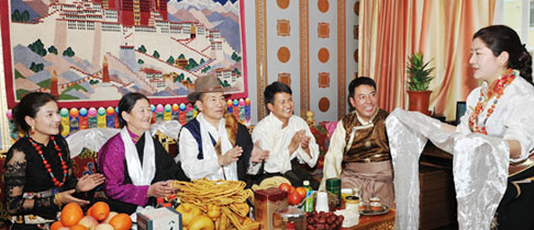 Höflichkeit Gastfreundlichkeit Gebräuche Khata Tibet China ist ein Land, das sehr auf die Höflichkeit achtet. Jede Region hat ihre unterschiedlichen Gastfreundlichkeitsmodalitäten. Viele Auswärtige kennen sich mit den jeweiligen Gebräuchen nicht aus und geraten in peinliche Situationen. Welche Regeln gibt es bei der Gastfreundlichkeit der tibetischen Haushalte?