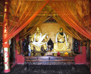 Konfuzius und Guandi, der heilige Gelehrte und der heilige Krieger, sind in China überall bekannt – selbst im tibetischen Hochland sind die zwei Heiligen beileibe keine Unbekannten.