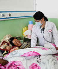 In den letzten 50 Jahren hat sich Tibets Gesundheitssystem extrem schnell entwickelt, wobei sich Lhasa zunächst zum medizinischen Zentrum der Region entwickelte, von wo aus das Gesundheitsnetz auf den Rest Tibets ausgeweitet wurde.