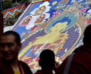 Visitenkarten wie Bekannte Stadt der historischen Kultur, Saubere Stadt auf dem Hochplateau Qinghai-Tibet, Neue Stadt der Reform und Öffnung usw. zeigen der Welt die Ausstrahlung sowie den Charme von Lhasa.