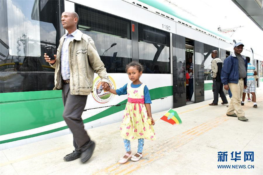 Erste von China gebaute moderne S-Bahn in Afrika