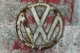  Vor Volkswagen liegt ein steiniger Weg Nachdem der deutsche Automobil-Gigant Volkswagen AG wegen seiner Betrügereien bei den Abgastests in den USA weltweit in die Kritik geraten ist, steht er nun vor der schweren Aufgabe, die Verkaufe in China, dem wichtigsten Markt, wieder anzukurbeln.