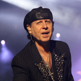 Die deutsche Hardrock-Legende Scorpions spielte in ihrem 50. Jubiläumsjahr erstmals in China. China.org.cn traf die Band zum Interview.