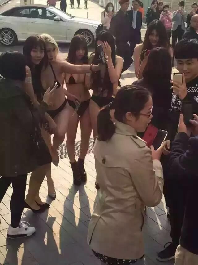 Bikini-Mädchen frieren für Werbung in Beijing