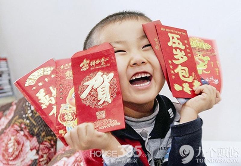 Дарить деньги в красном конверте – это новогодний обычай китайского народа, скрытый смысл которого заключается в устранении зла, изгнании нечистой силы, благословении и спокойствии. 