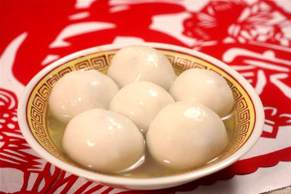 В этот день все китайские семьи едят «юаньсяо». На севере Китая такое кушанье называют «юаньсяо», а на юге – «танъюань». 