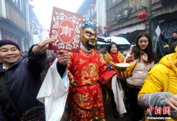В Южном Китае принято пятого числа первого месяца по лунному календарю приветствовать бога богатства Цай-шэня. 