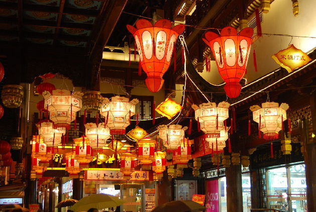 Юаньсяоцзе – важный традиционный праздник в Китае, который также называется Юаньцзе из-за первого полнолуния в новом году.