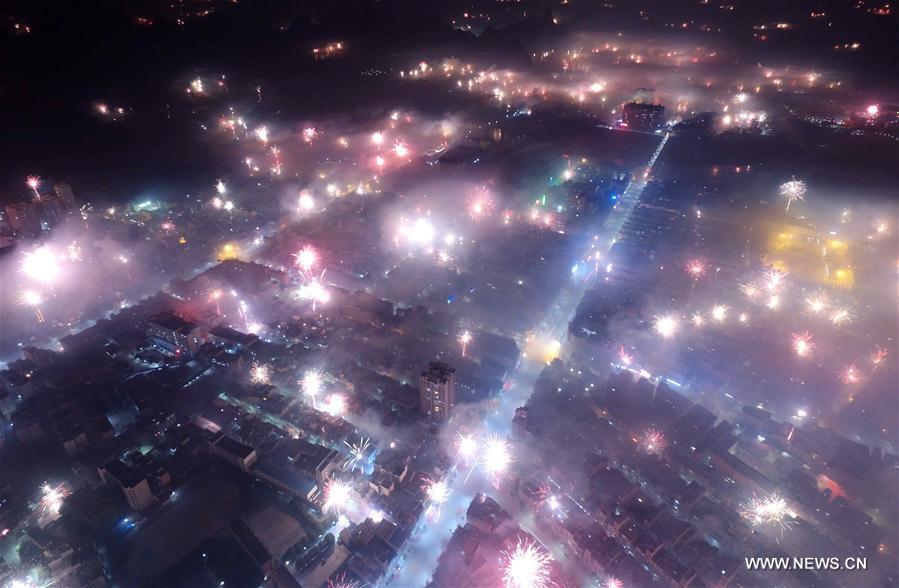 Chinesisches Neujahrsfest mit riesigen Feuerwerken gefeiert