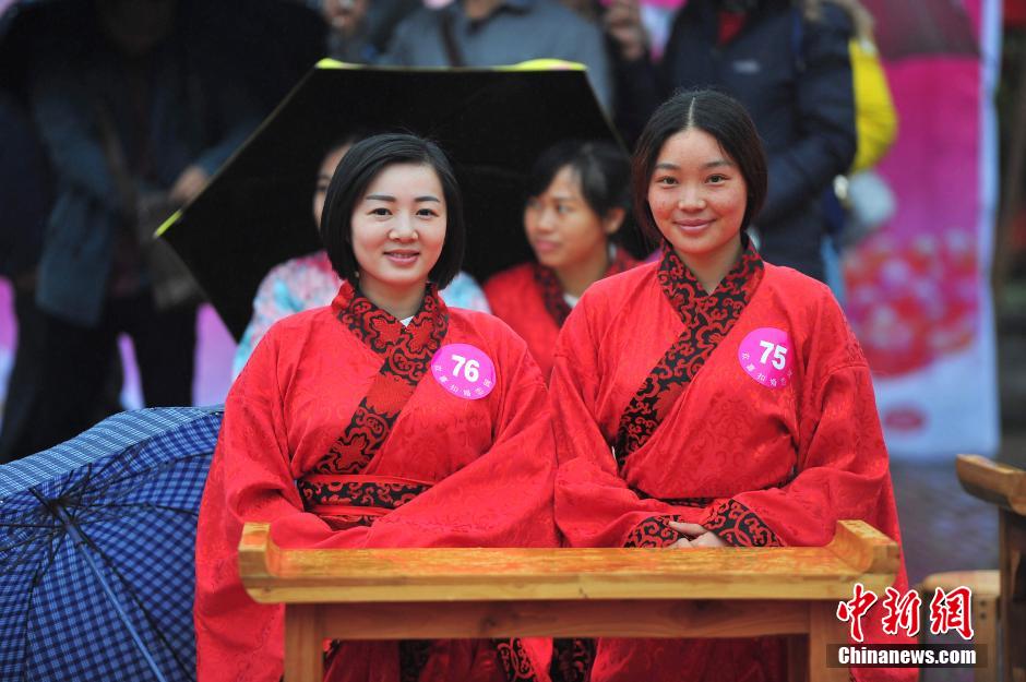 Heiratsvermittlung in traditioneller chinesischer Kleidung_China.org.cn