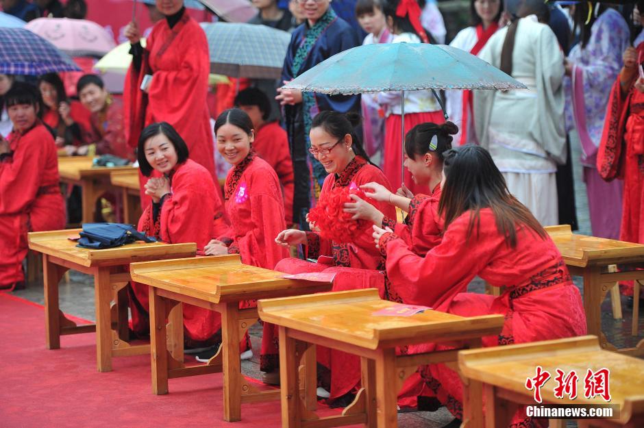 Heiratsvermittlung in traditioneller chinesischer Kleidung_China.org.cn